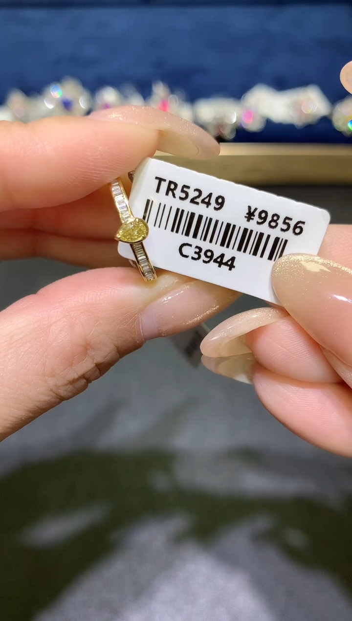 【闪购商品】钻石/18K金镶嵌黄戒指3944