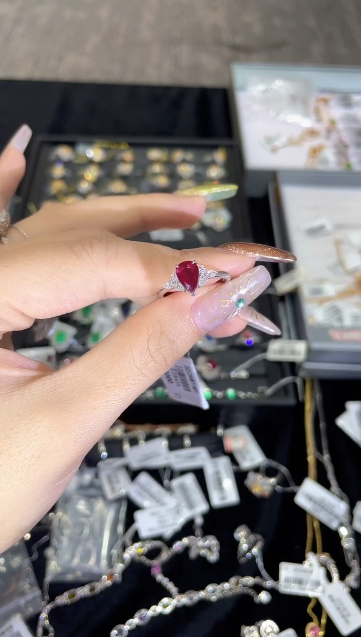 18K金镶嵌戒指红宝石YB