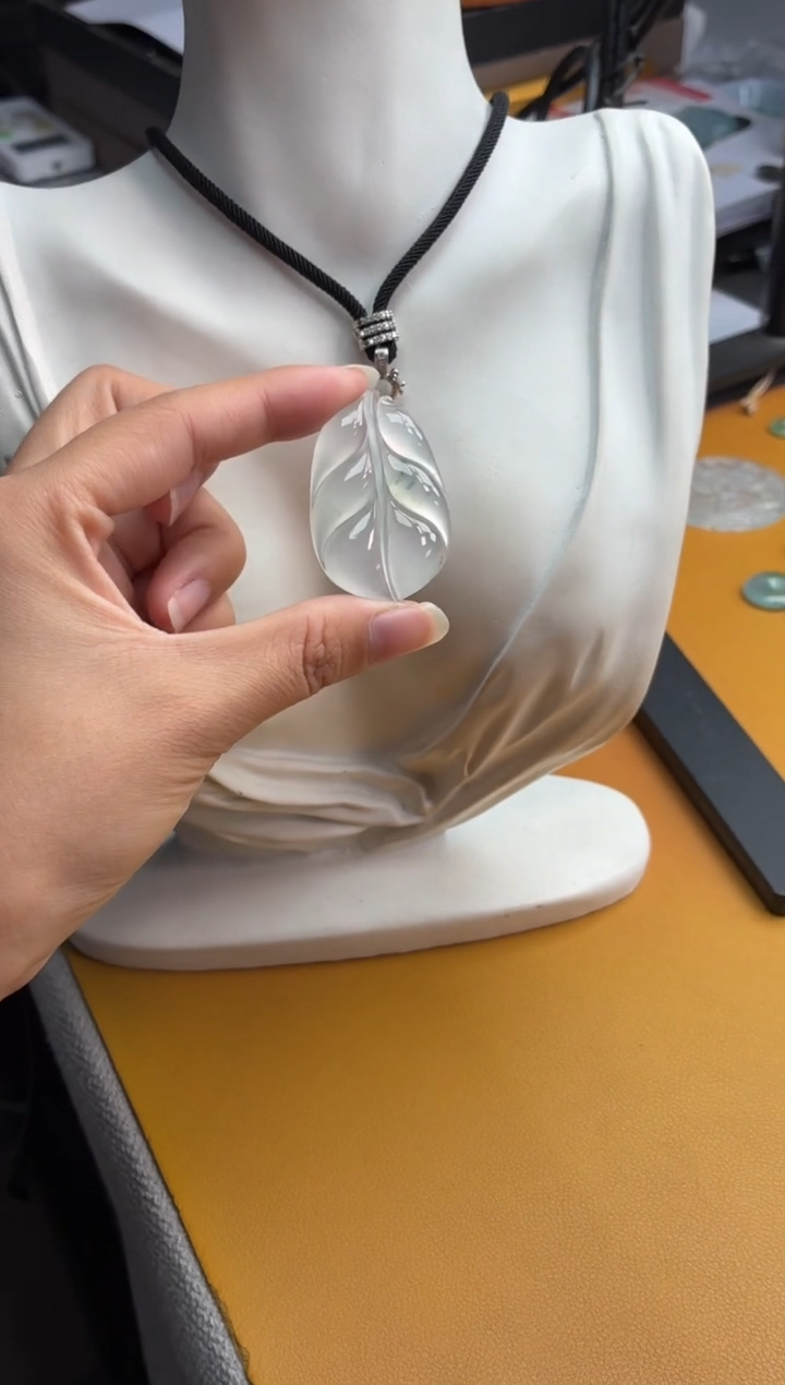 吊坠(不含链)未镶嵌翡翠1 叶子 42.8 28.3 5.3