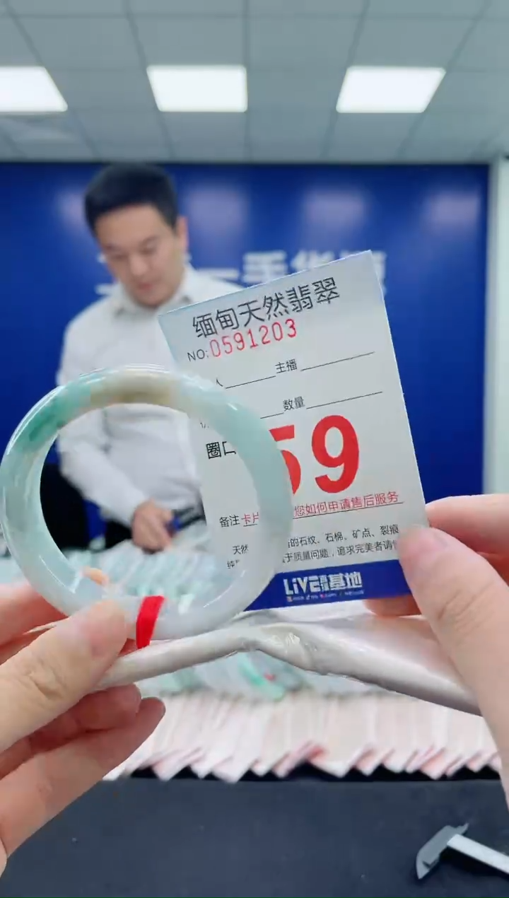 未镶嵌手镯翡翠天然翡翠手镯