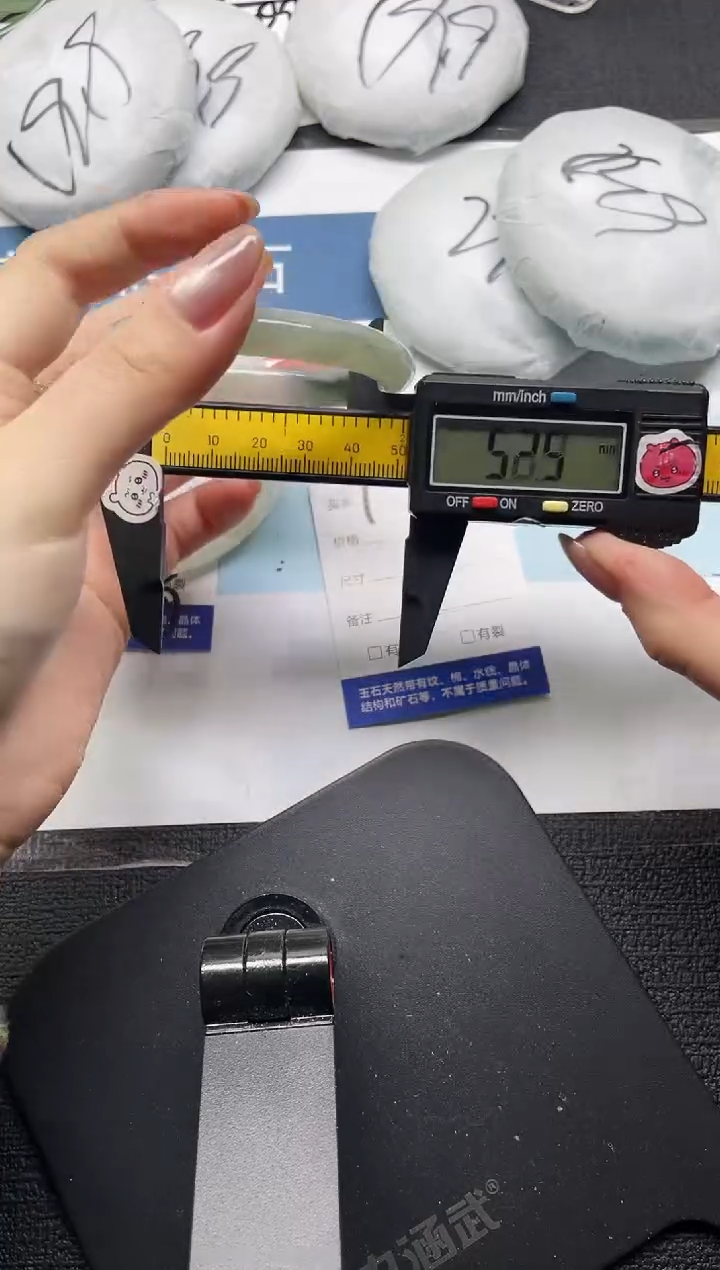 未镶嵌手镯石英质玉136-52