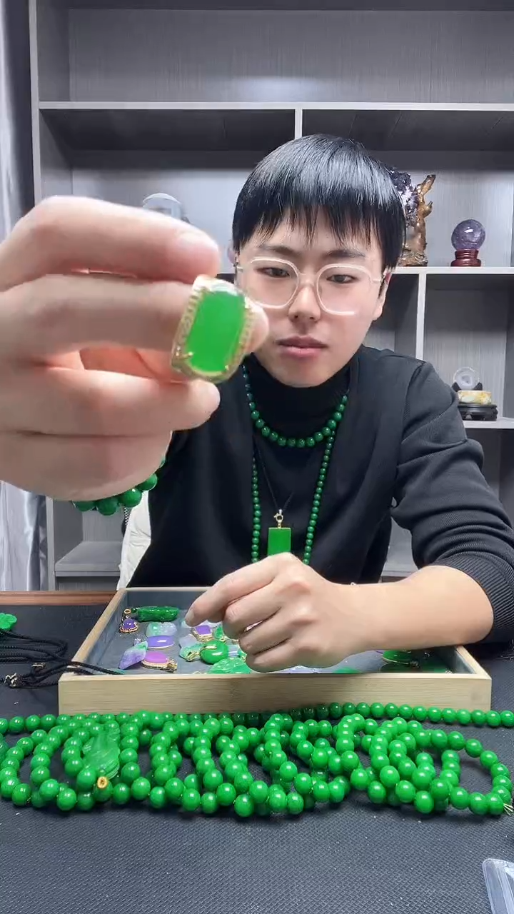 14K金镶嵌戒指翡翠坐****娥戒指