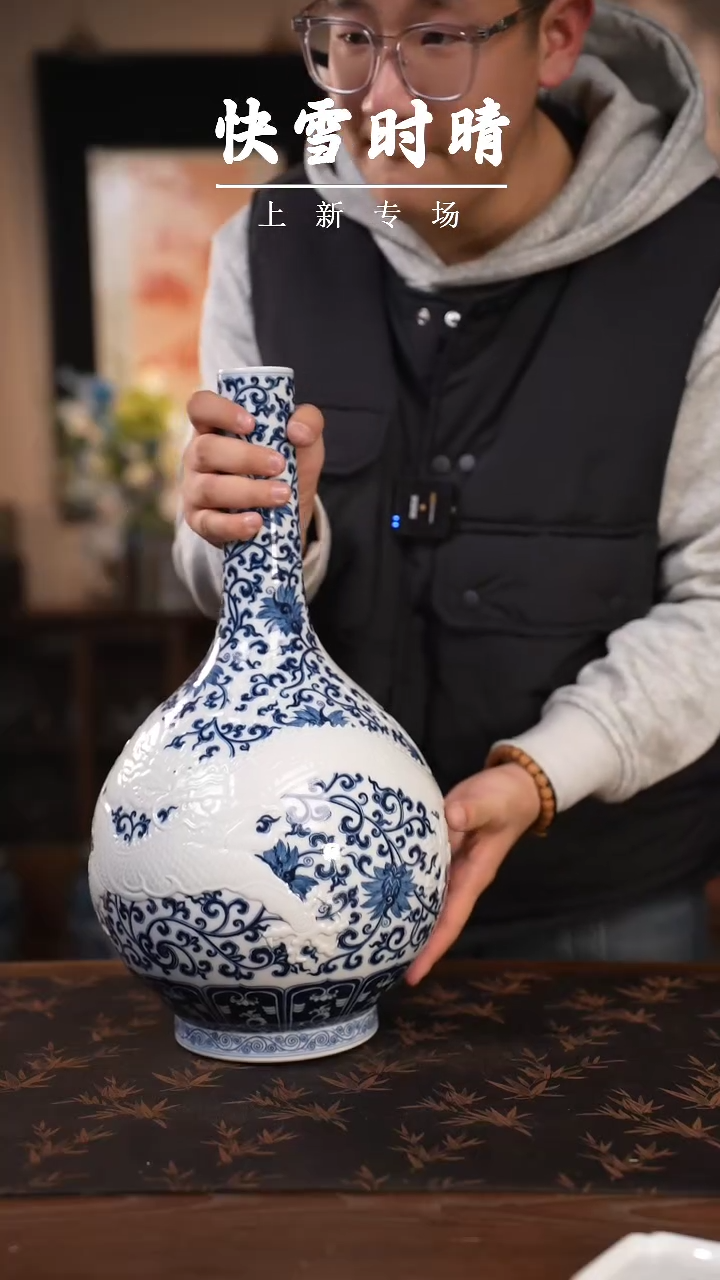 【闪购商品】杯快雪时晴青花双勾缠莲雕刻龙纹胆瓶