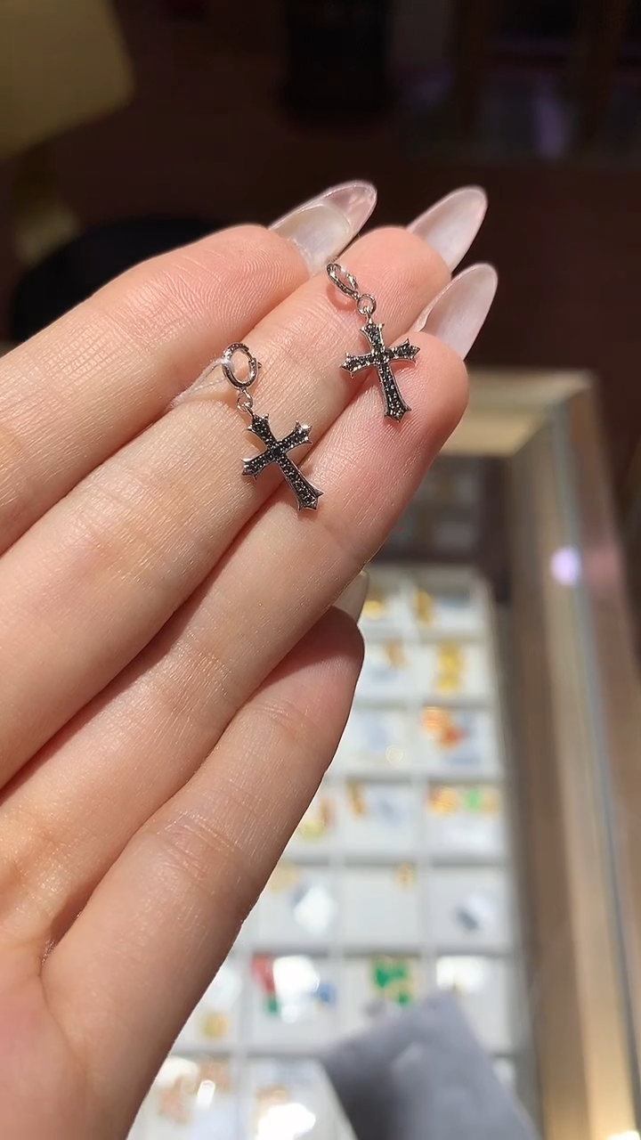 【闪购商品】钻石吊坠18K金镶嵌钻石吊坠多样性发一