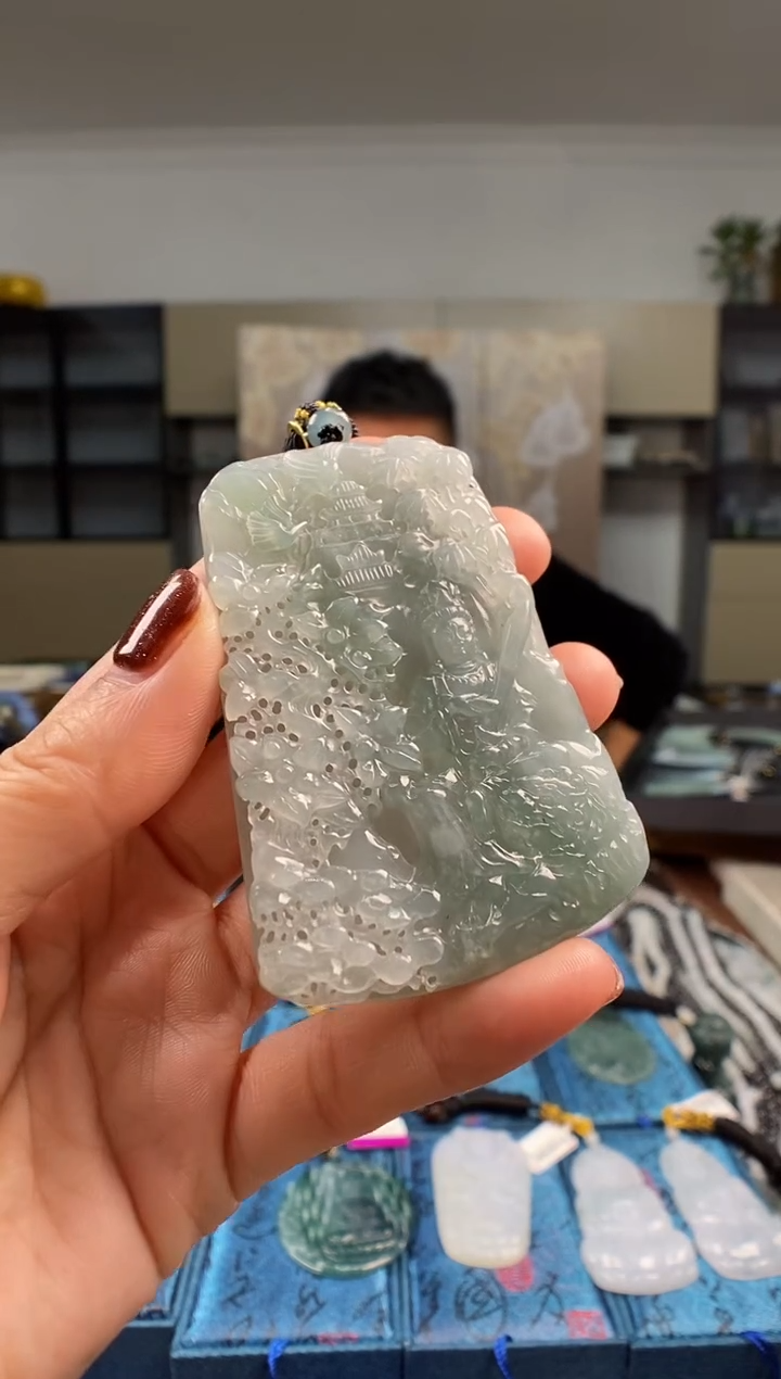 颈饰未镶嵌翡翠  多样性发其一