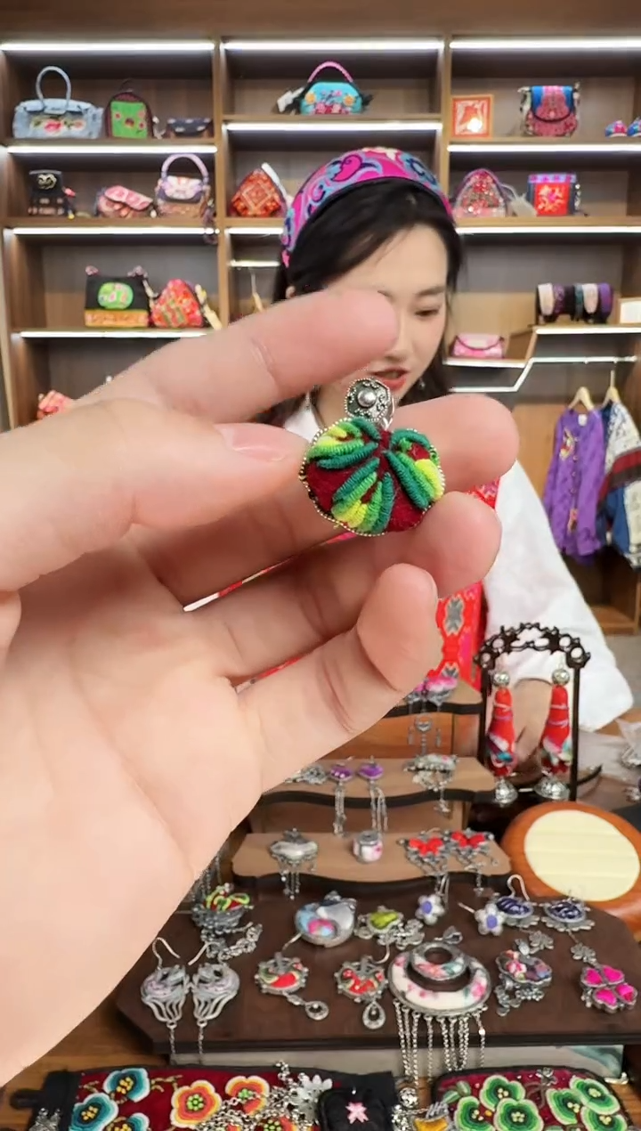 【闪购商品】织绣184蒙阿苏苗绣传承