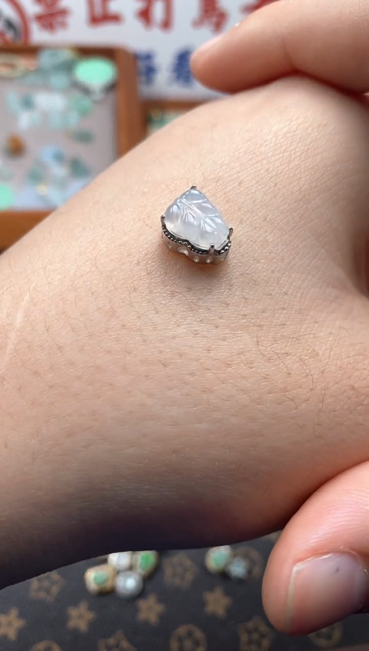 【闪购商品】翡翠颈饰未镶嵌哥哥