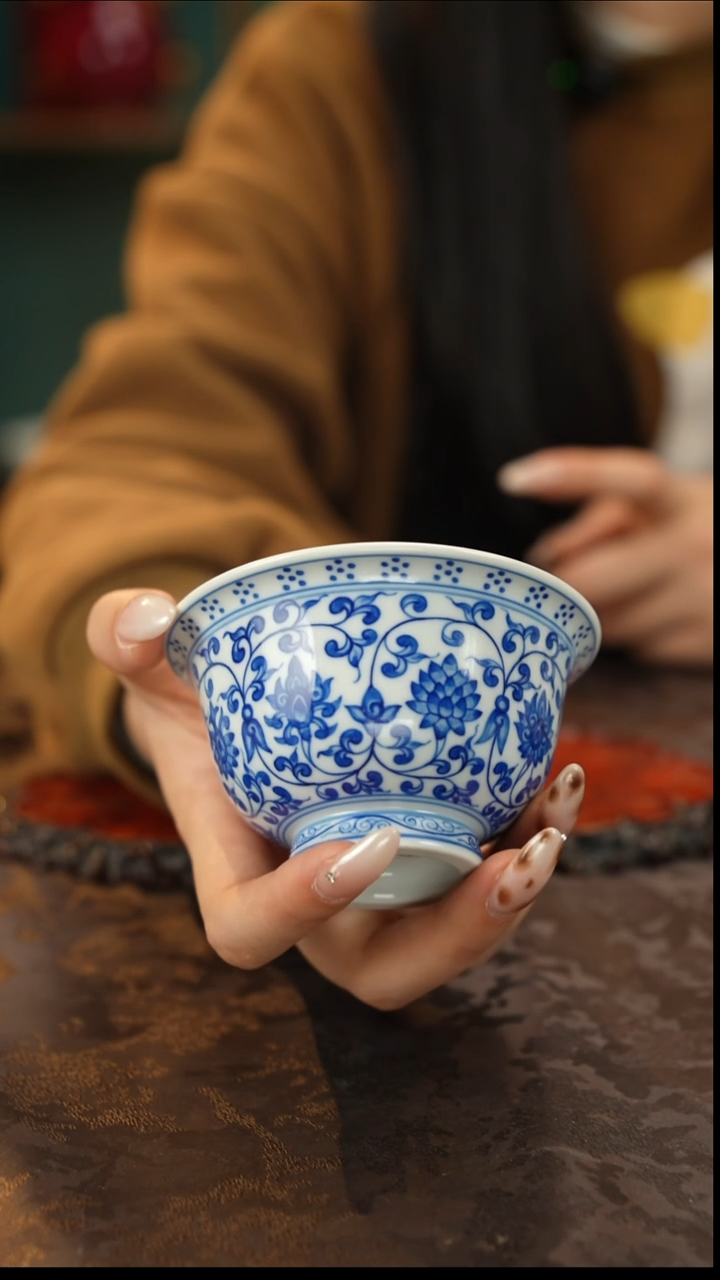 青花手绘缠枝莲主人杯