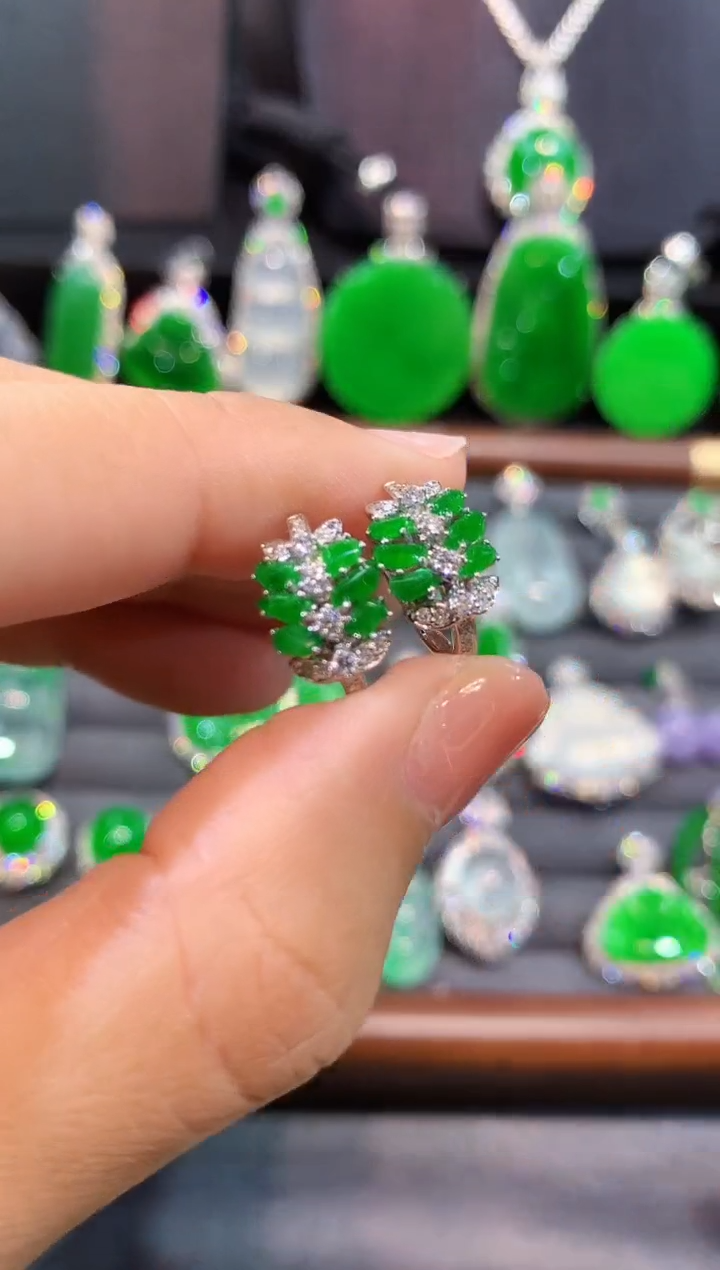 18K金镶嵌翡翠耳饰耳包