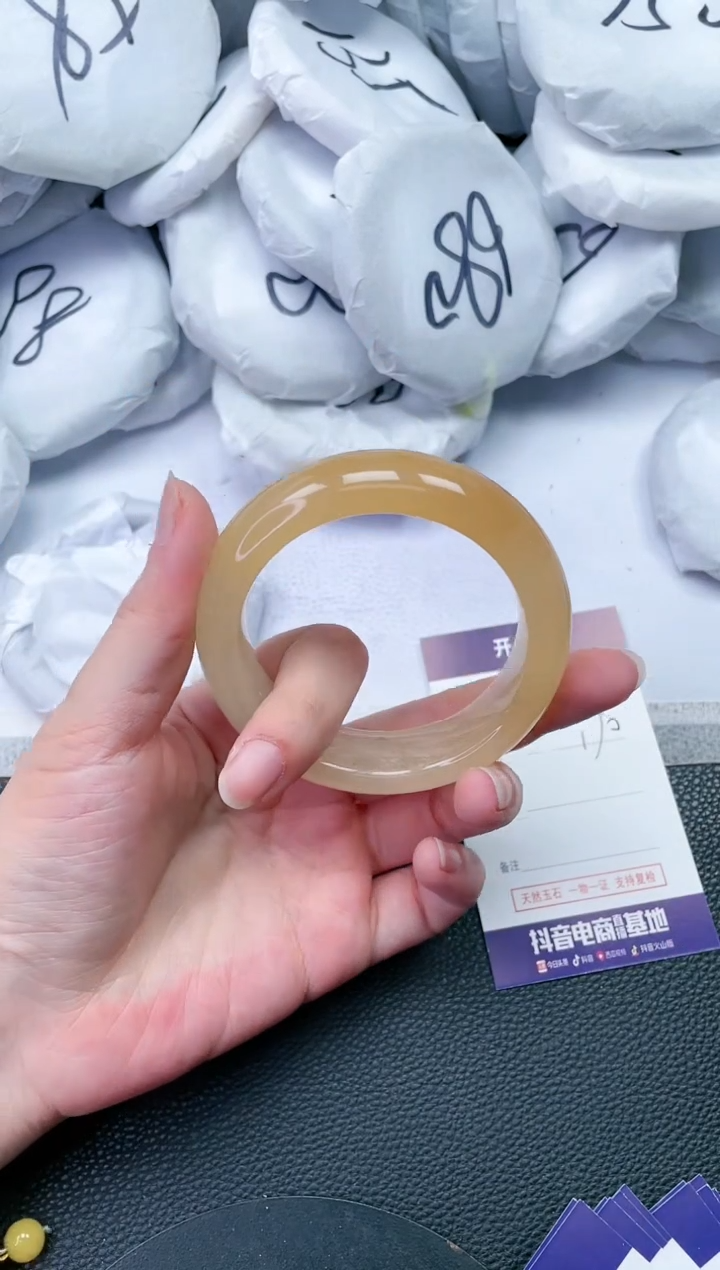 【闪购商品】石英质玉手镯未镶嵌L916