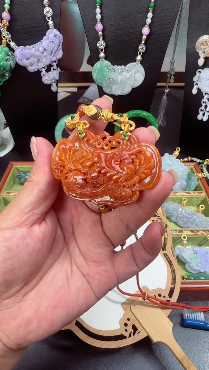 翡翠未镶嵌颈饰拍照