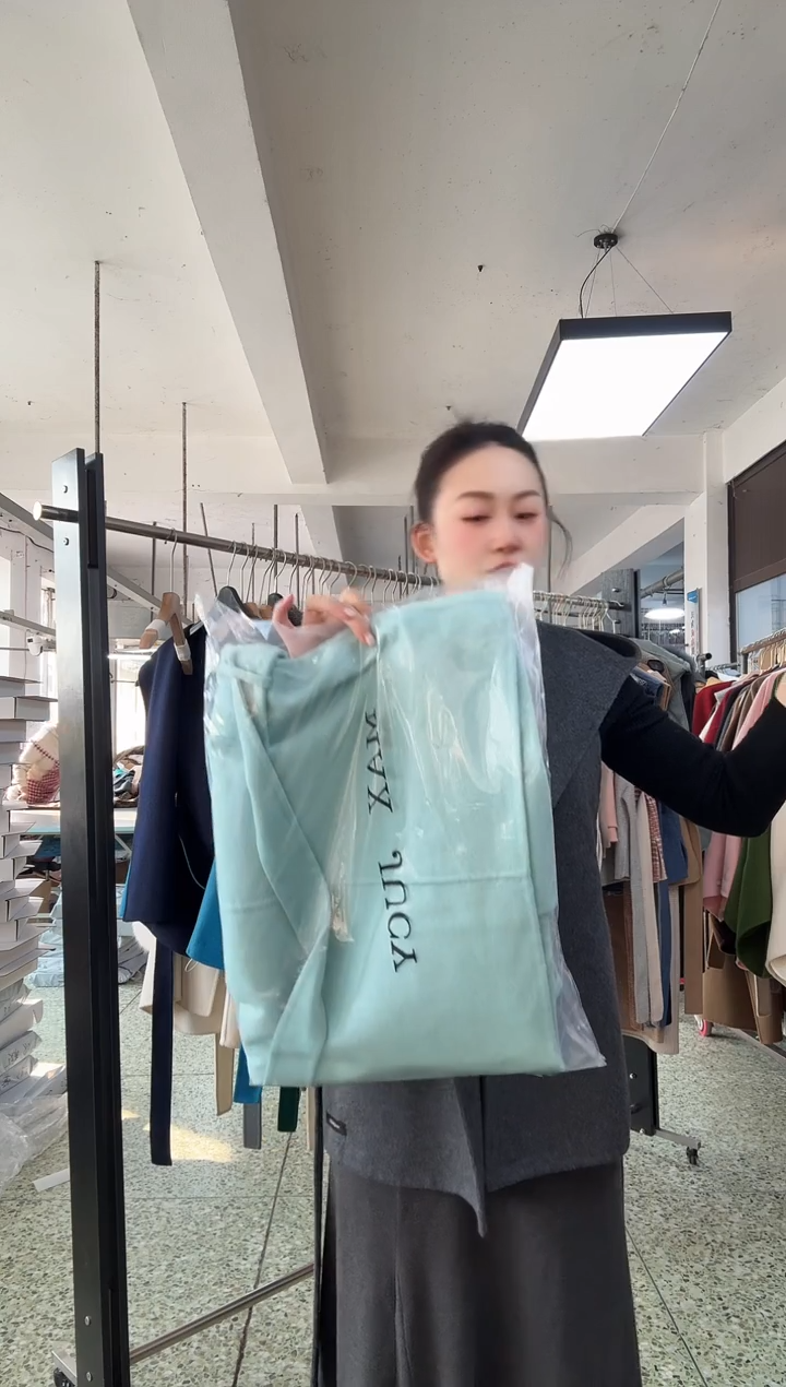 连帽 浅蓝色马甲