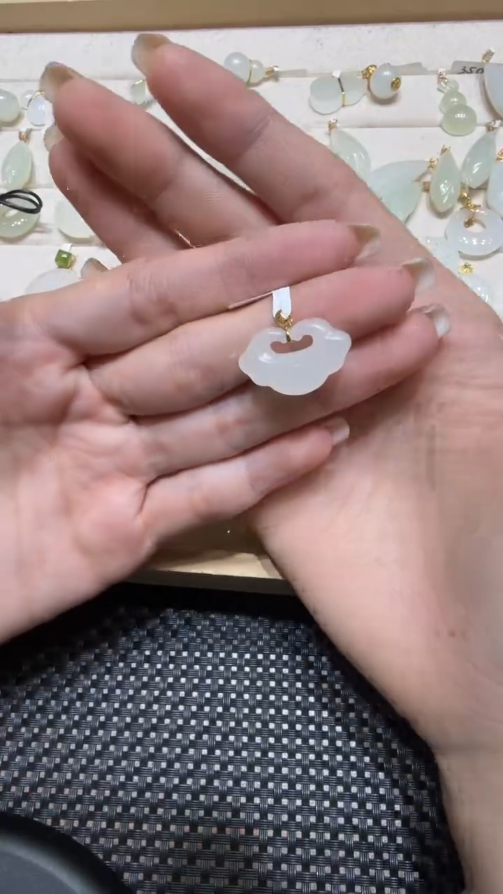 颈饰18K金镶嵌和田玉挂件