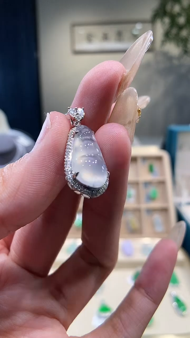 【闪购商品】翡翠吊坠(不含链)18K金镶嵌豆子