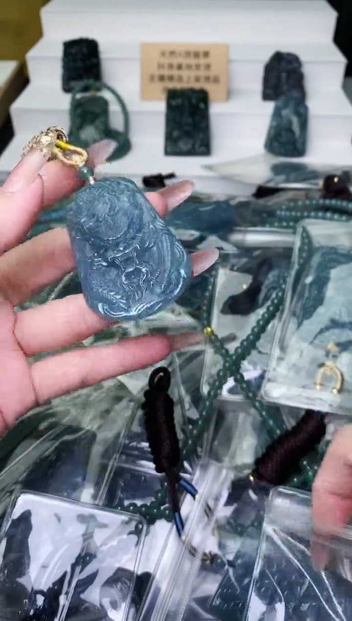 颈饰未镶嵌翡翠 