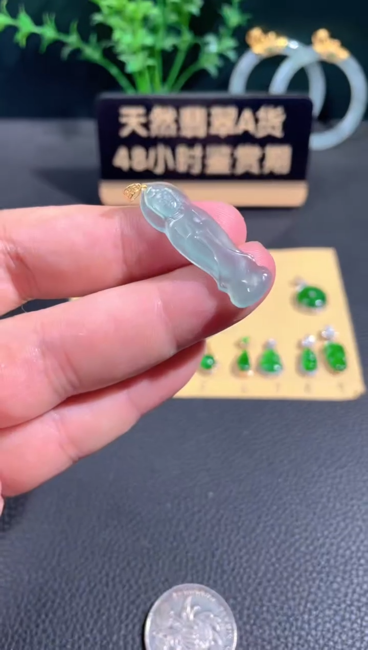 翡翠18K金镶嵌颈饰翡翠