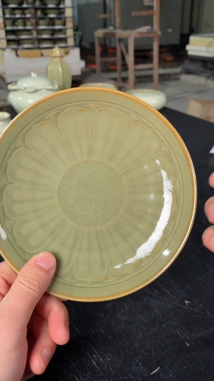 耀州窑仰山青釉莲瓣盘微瑕