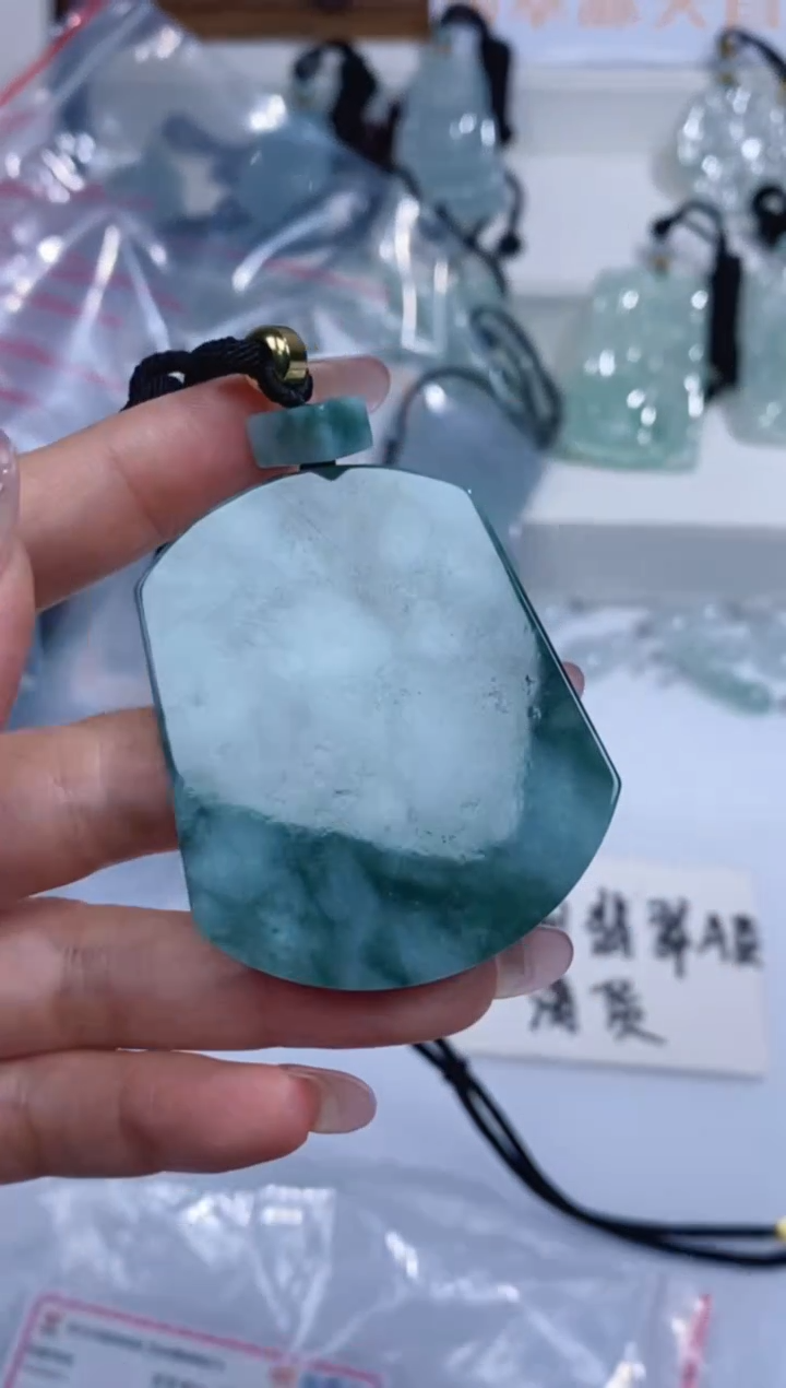 颈饰未镶嵌翡翠吊坠
