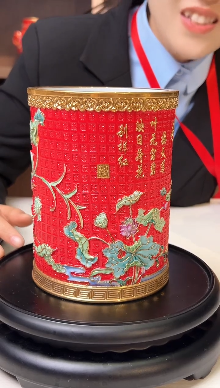 【闪购商品】其他何平贵/红地描金荷花鸳鸯笔筒