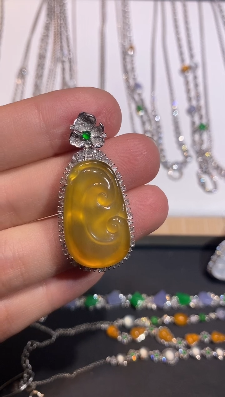 颈饰18K金镶嵌翡翠吊坠