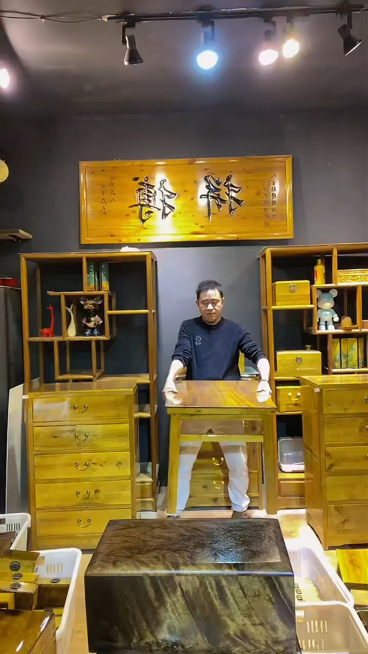 木1****1金丝楠木制品方桌（陪四根凳子