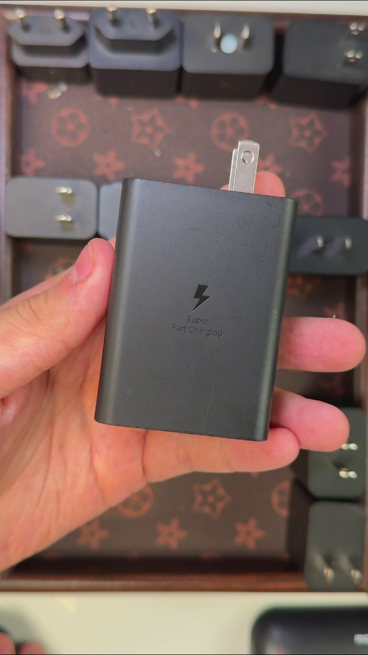 去****️65w 三口充电器