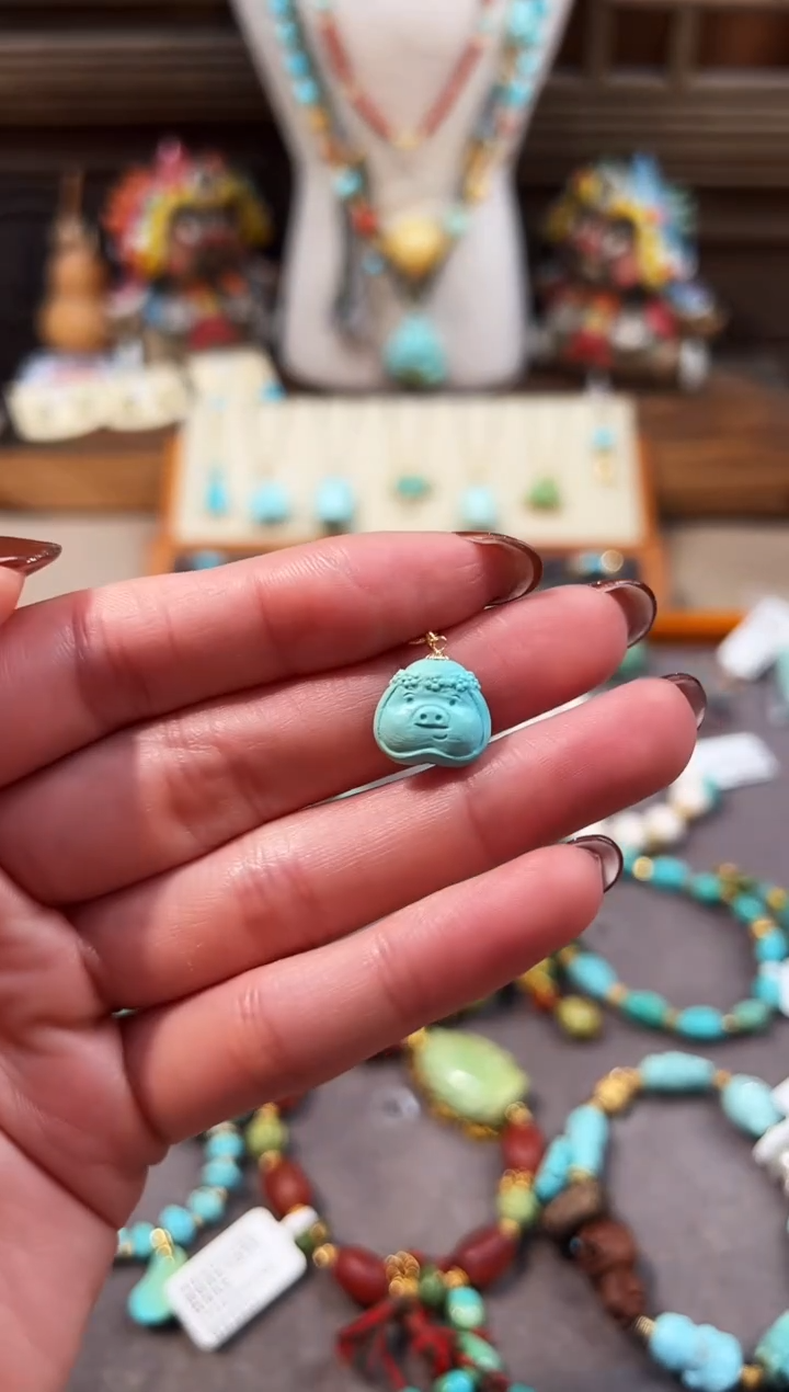 18K金镶嵌绿松石提溜屁桃猪