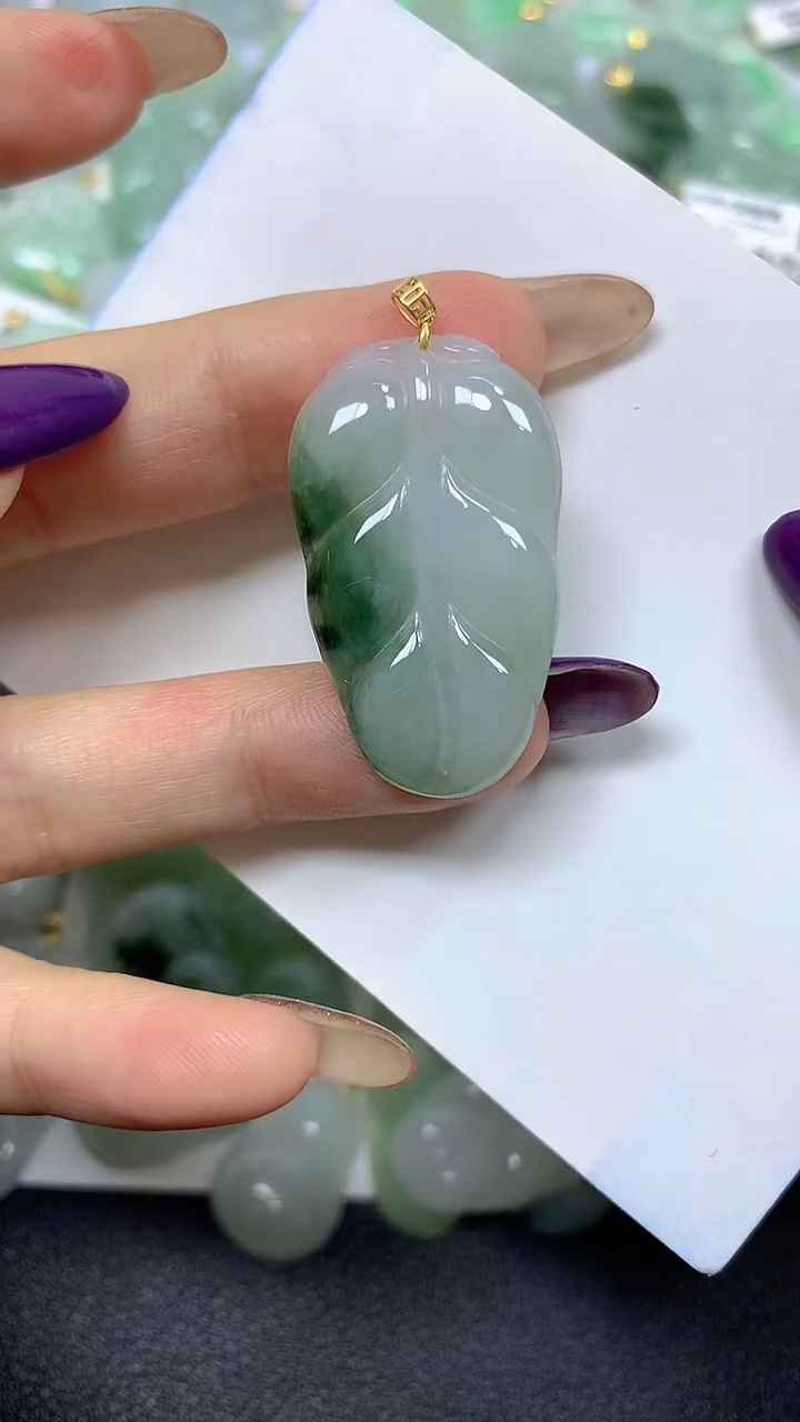 颈饰18K金镶嵌翡翠 