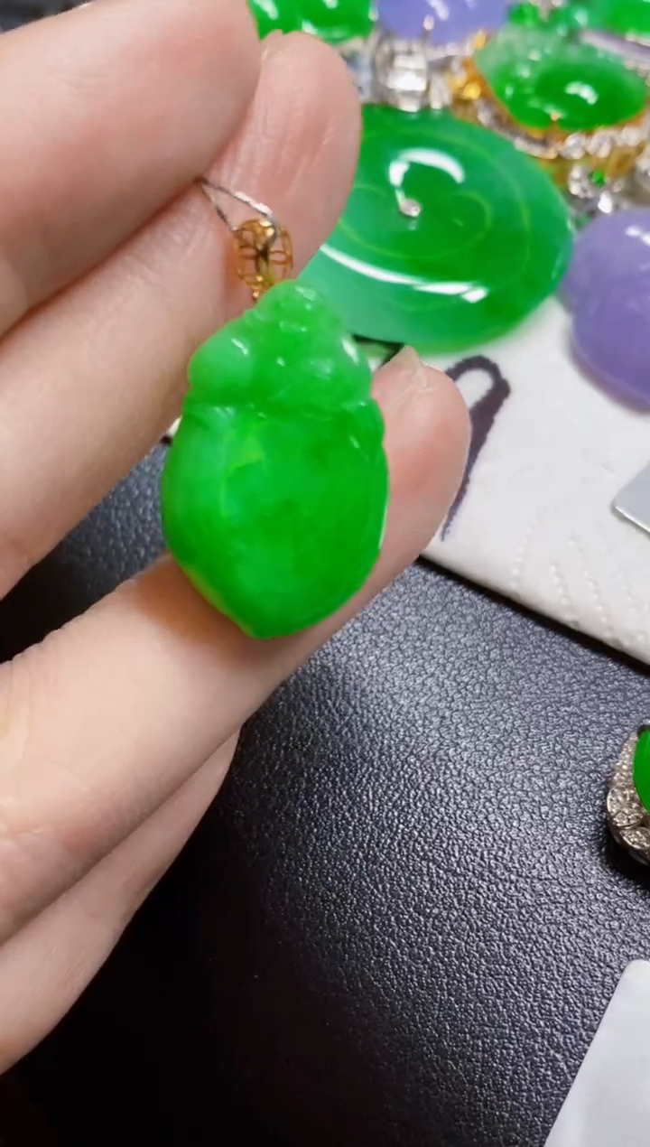 颈饰18K金镶嵌翡翠瓜