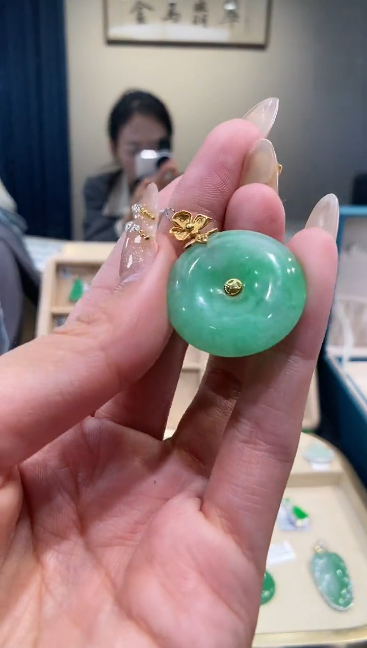 【闪购商品】翡翠吊坠(不含链)18K金镶嵌平安扣