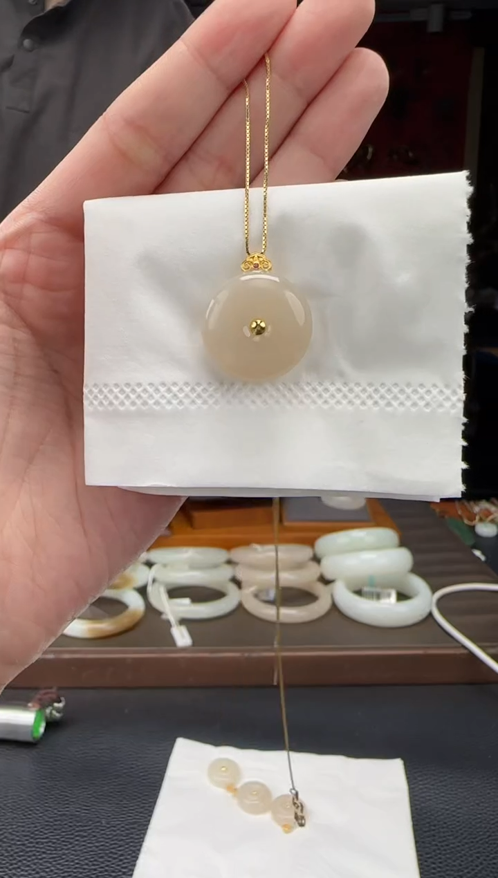 和田玉18K金镶嵌颈饰藕粉平安扣