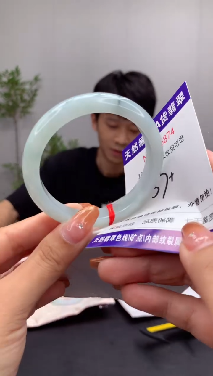 未镶嵌手镯翡翠有纹，完美者勿拍