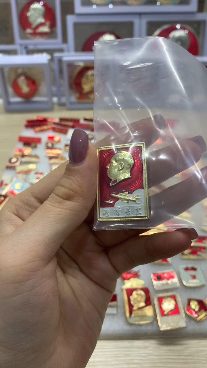 【闪购商品】其他普通金属红色纪念章 飞机 金花 L2230110