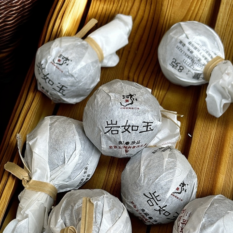 云南普洱茶岩如玉龙珠生茶紧压茶