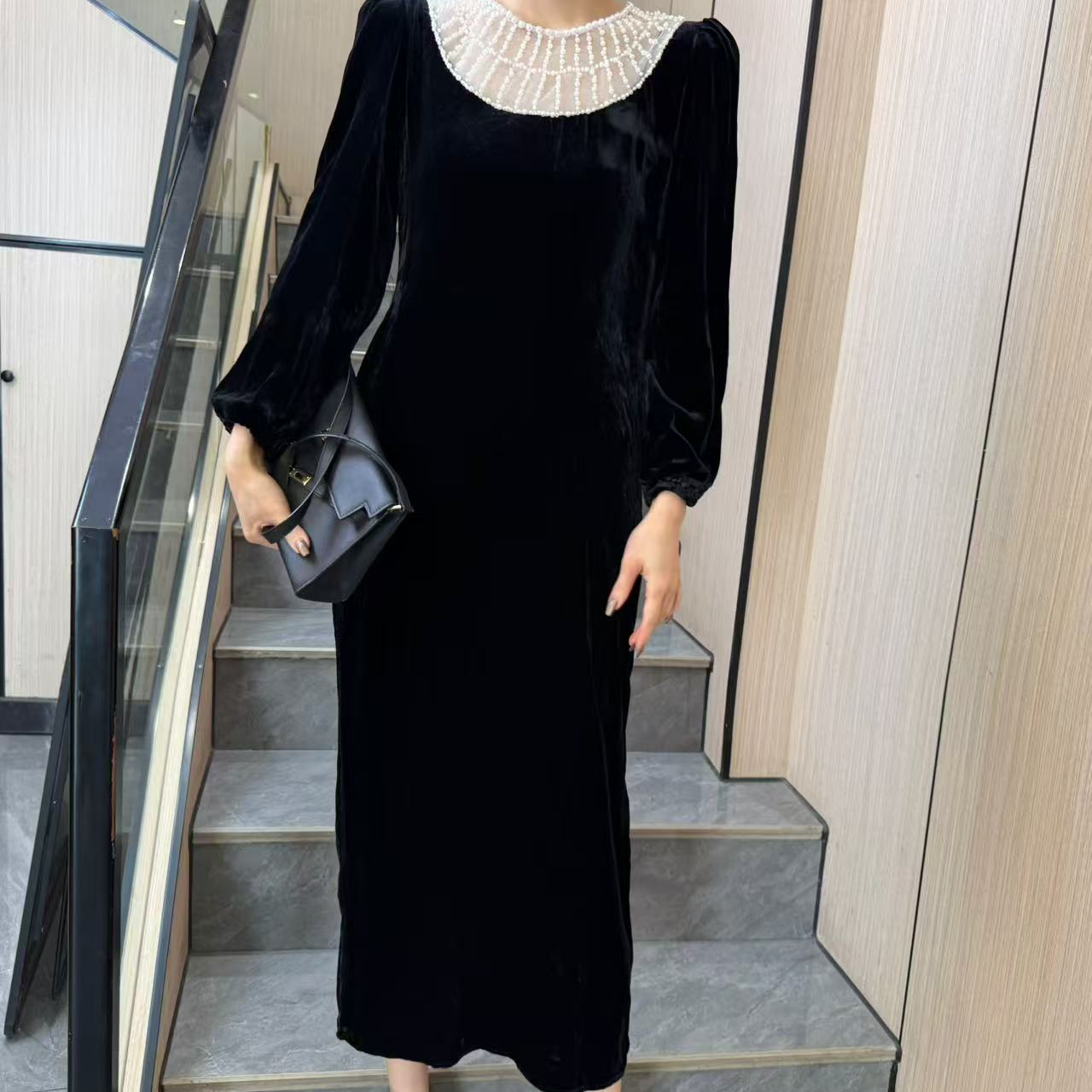 【俊英】早秋新款2025高级感气质圆领重工钉珠短袖丝绒开叉连衣裙女