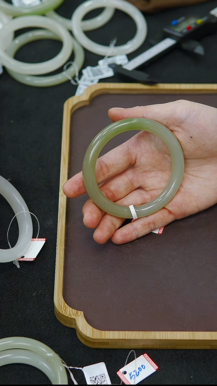 未镶嵌手镯和田玉57-58圈口冰底一口翠