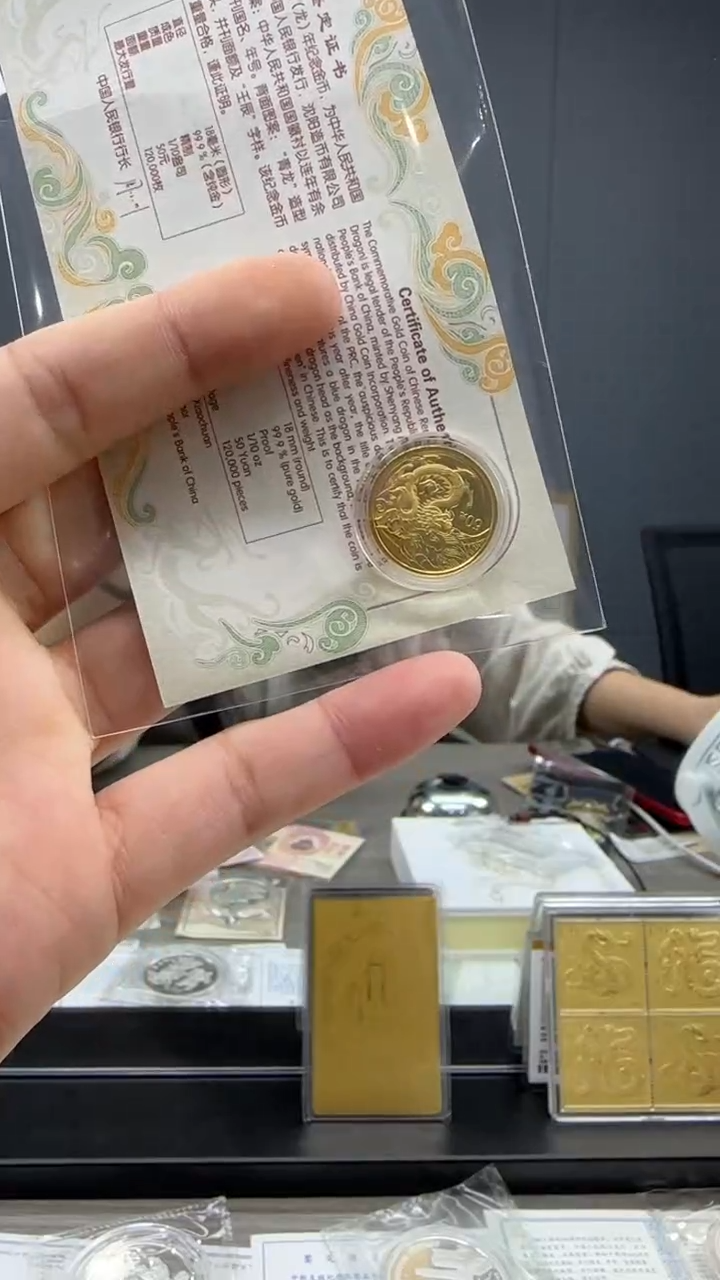 纯金2012年1/10盎司本金龙带证书配盒子吊坠