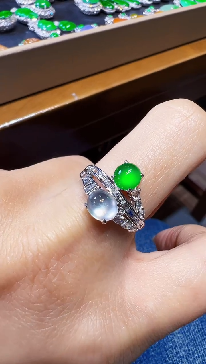 18K金镶嵌戒指翡翠蛋面