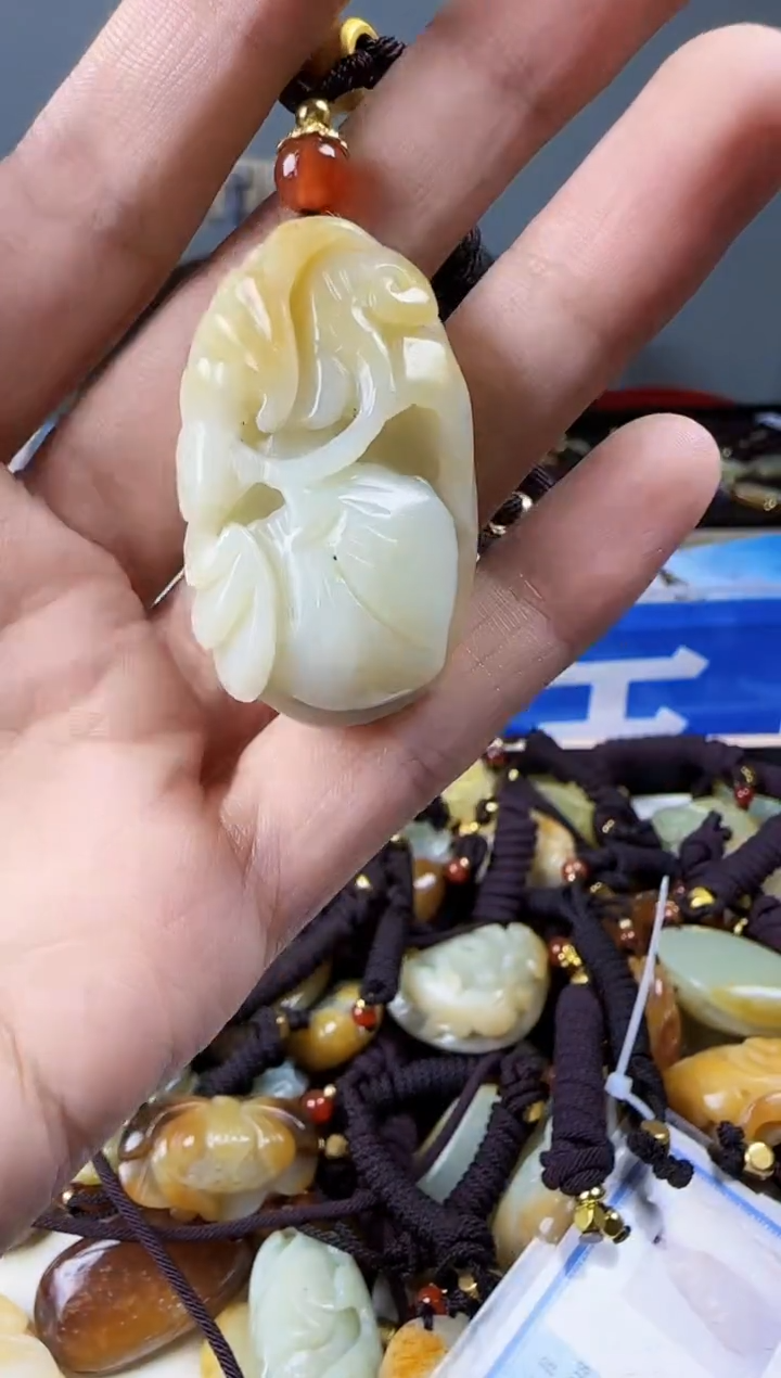 和田玉未镶嵌颈饰1