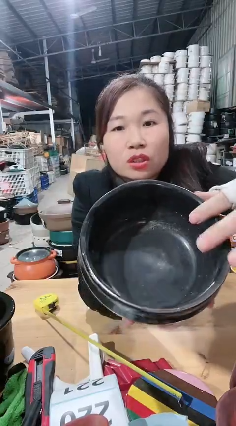 【闪购商品】c481瑕疵黑色小砂锅碗一个