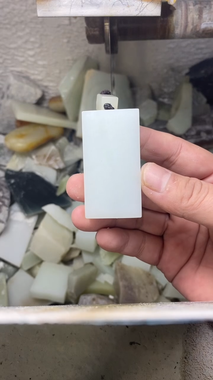 未镶嵌吊坠定制和田玉招****啦雕刻定制