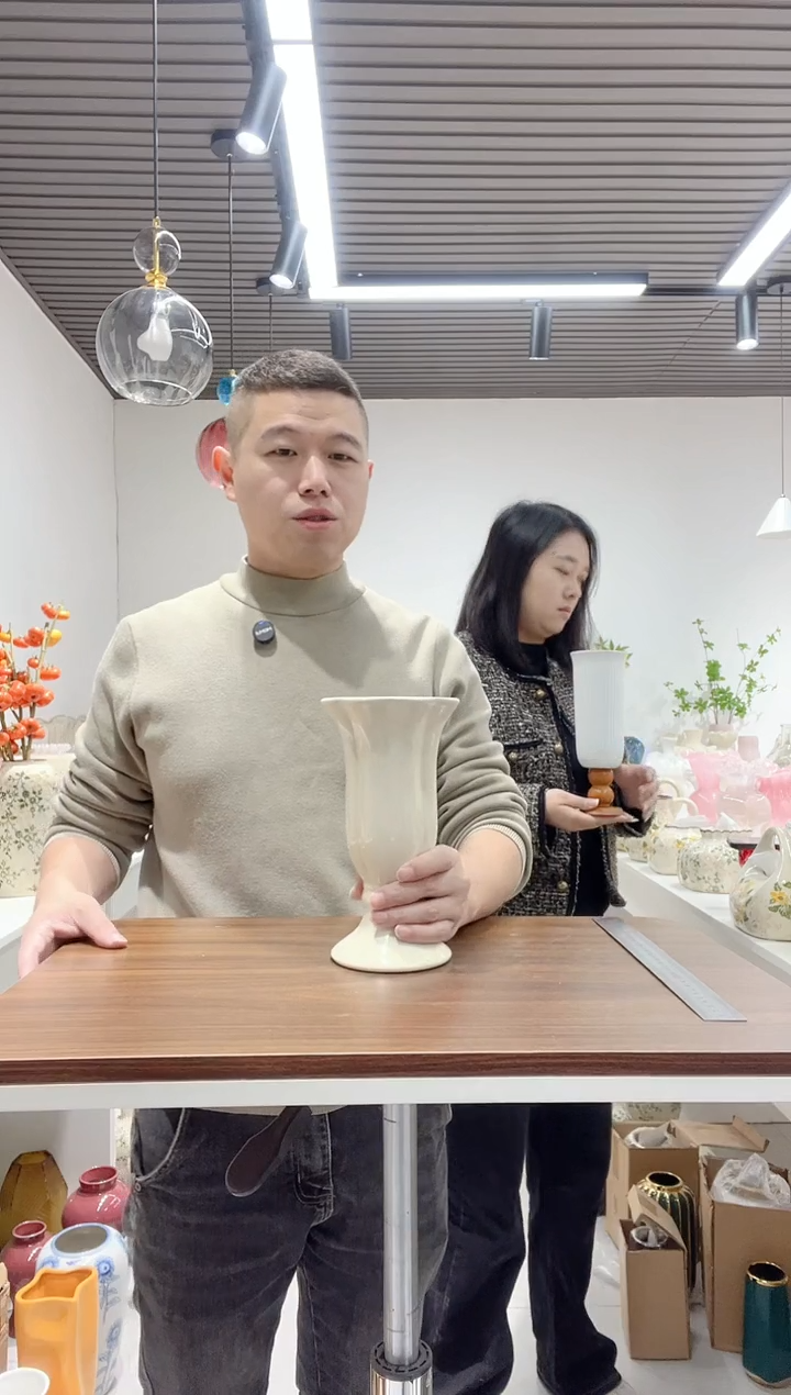 陶瓷奶黄色喇叭花