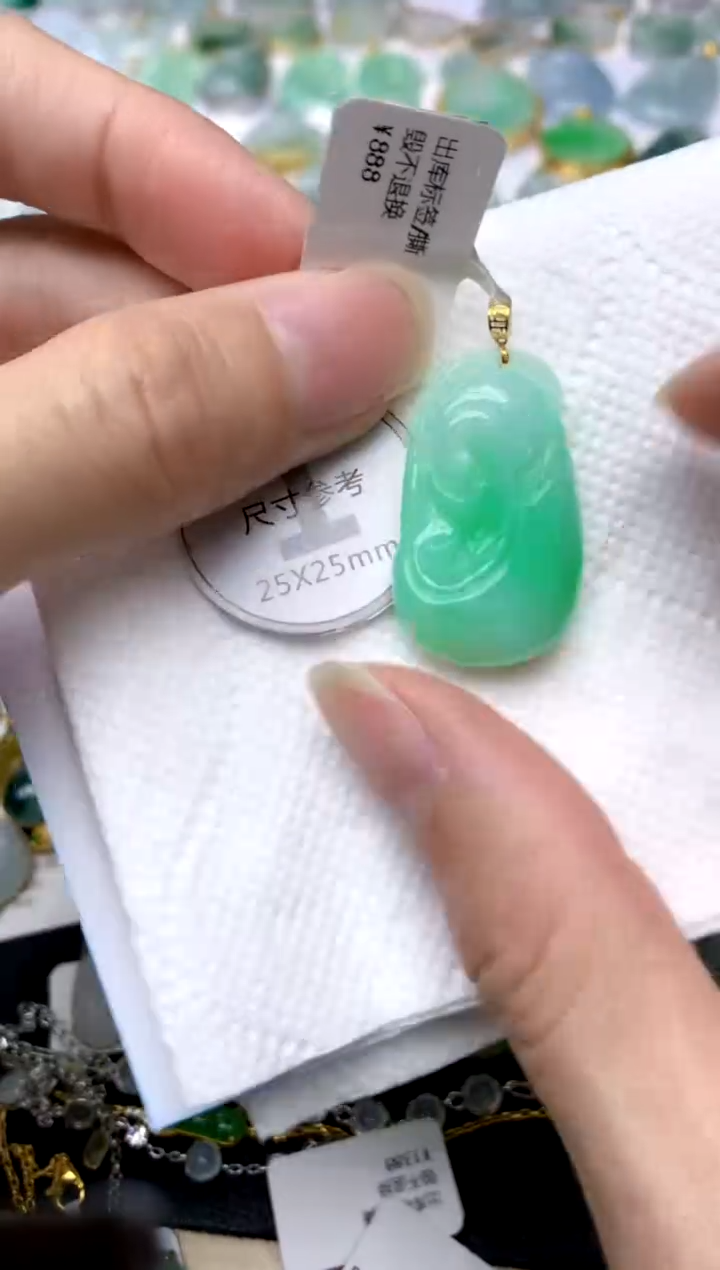 颈饰18K金镶嵌翡翠天然A货翡翠