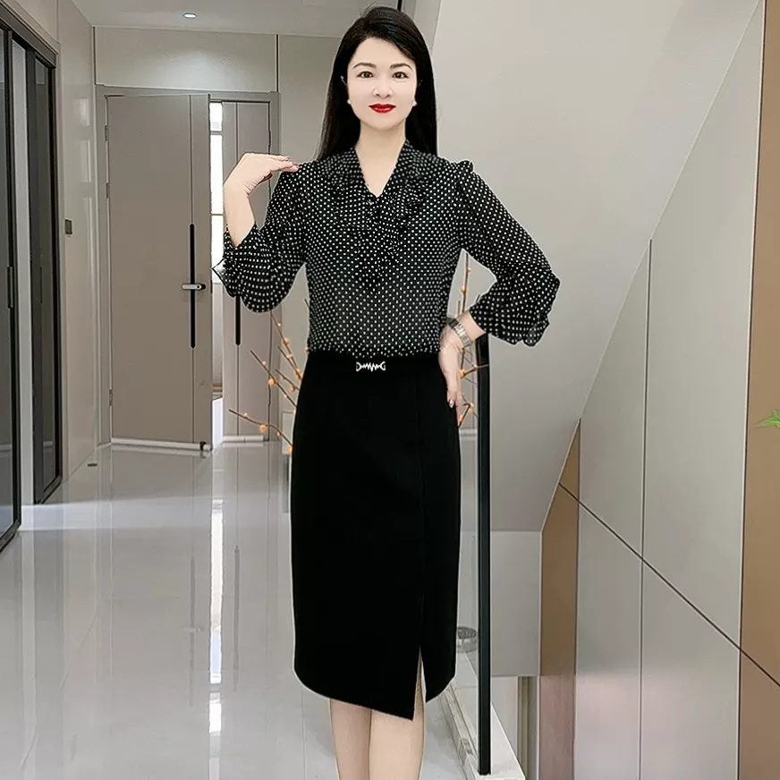H256秋季新款荷叶边黑色轻奢波点碎花连衣裙开叉女士连衣裙