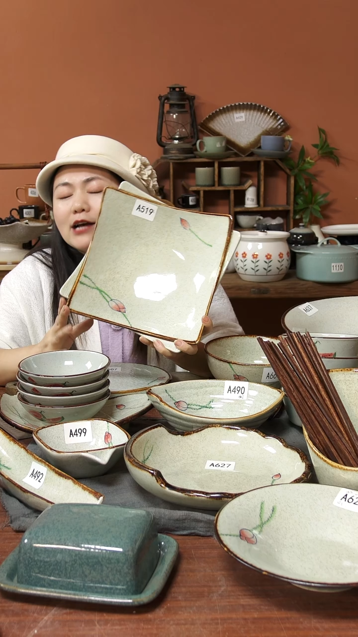 陶瓷A519 一只四边手绘荷花黑点25*7.5可能微瑕