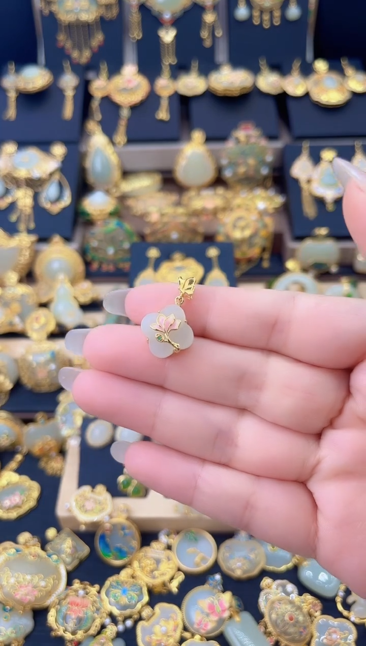 颈饰银S925镀金镶嵌和田玉蝶恋花四叶草吊坠