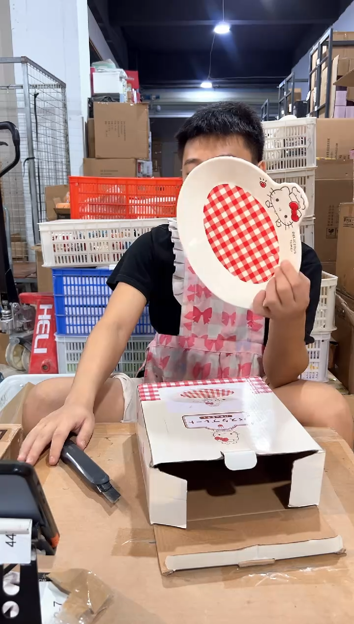 瓷片原盒kt猫红格子餐盘 微瑕