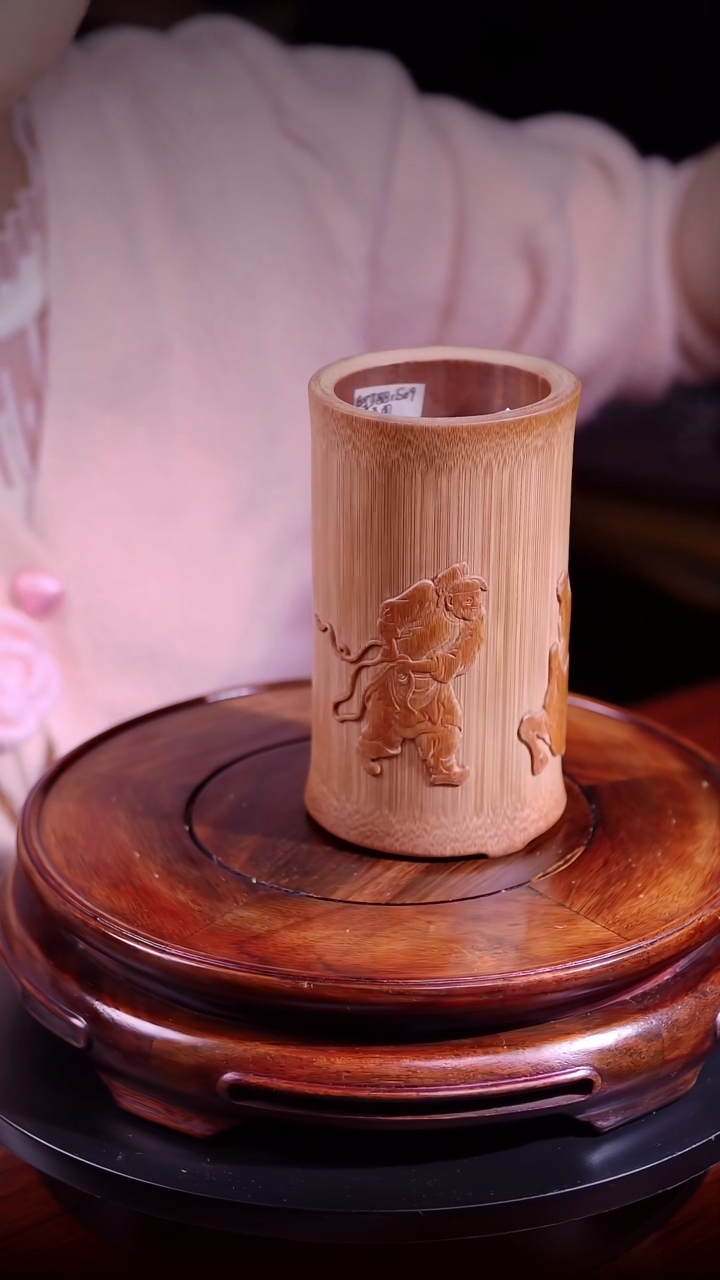 竹笔筒驯马图雕刻笔筒