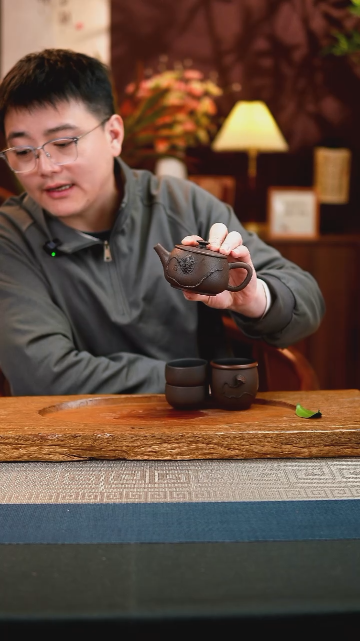 梅*吴超【莲蓬】菩提纹壶1个，单壶。