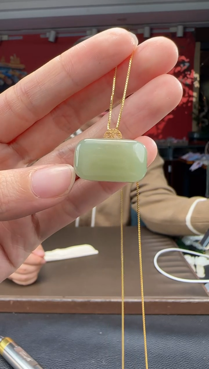 颈饰18K金镶嵌和田玉晴水无事牌吊坠
